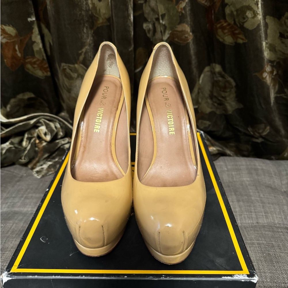Pour La Victoire Women's Tan Pumps